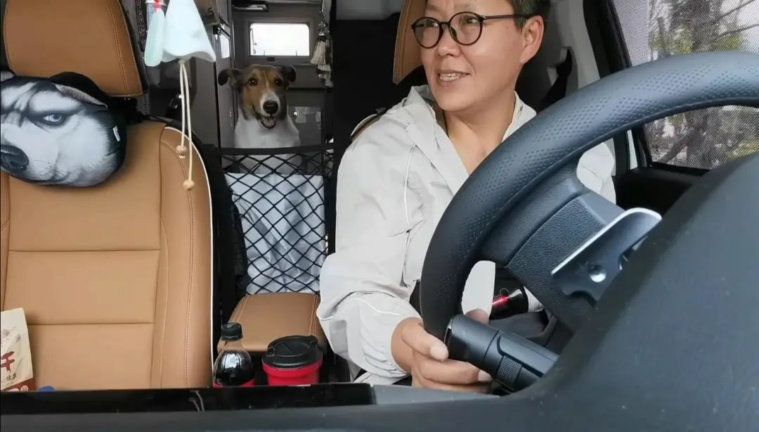 58歲的她，自駕房車旅居，一人兩犬，活成了自己喜歡的樣子